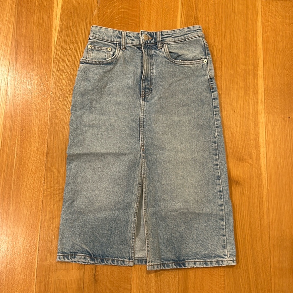 Zara denim skirt. Size M. Worn twice
